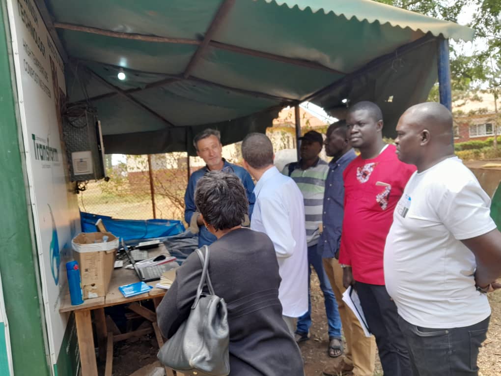 Mikkel Dalsgaard på BACESS biogødnings produktionssite i Uganda forklarer EU delegation og den lokale borgmester i Iganga om processtyringss